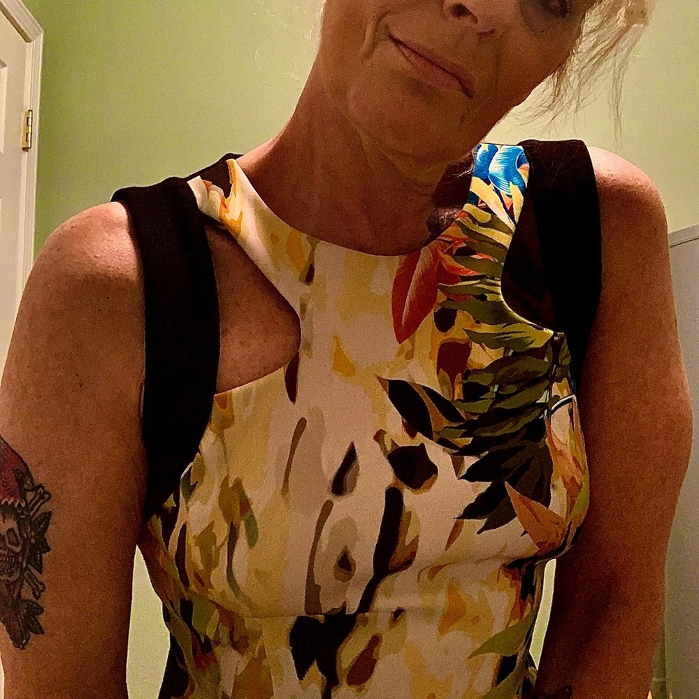 Bebe, SZ XSm/P1 tropical pattern cocktail dress with cut-outs on shoulders
